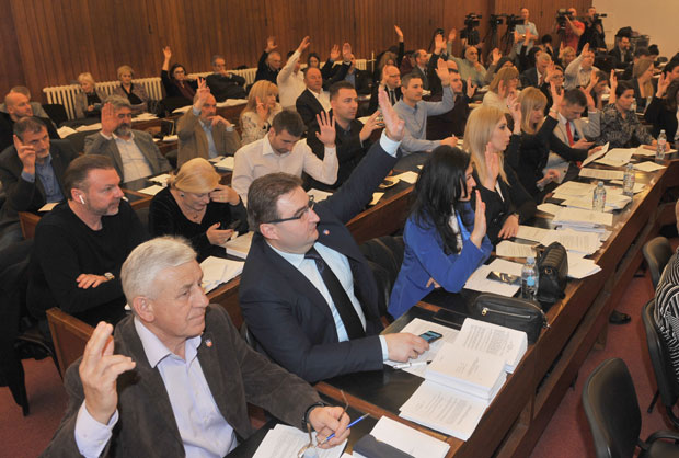 Нема више РАСКОПАВАЊА реконструисаних улица, јер се неко сетио да треба спровести ХИТНЕ РАДОВЕ: Скупштина града усвојила низ одлука о престоничким путевима 